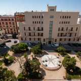 Entriamo dall�ingresso laterale sud, introdotto da un portico: ci conduce in un piccolo ambiente che d� accesso al cortile dell�edificio, caratterizzato da una grande rosa dei venti posta al centro dell�area verde